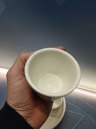 cesta huevera cerámica, mas 4 tazas blanco