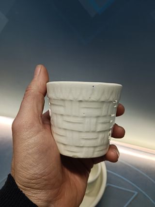 cesta huevera cerámica, mas 4 tazas blanco