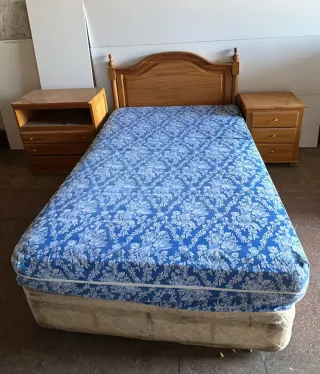 Canapé, colchón, cabecero y mesita