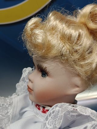 Muñeca decorativa con peana. 42 cm. vestido regional y cabeza de porcelana