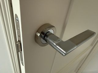 10 Manillas de puerta plateadas y 2 pestillos baño