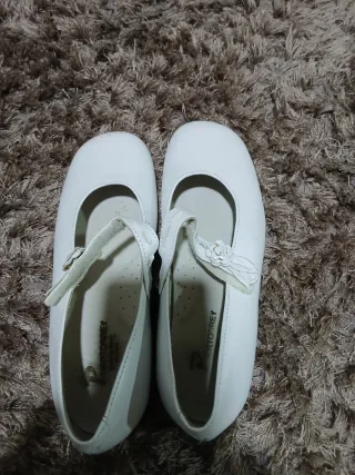 Zapatos blancos niña