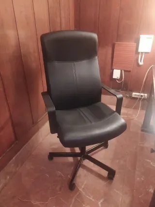 Sillón de oficina negro tipo cuero
