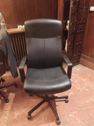 Sillón de oficina negro tipo cuero