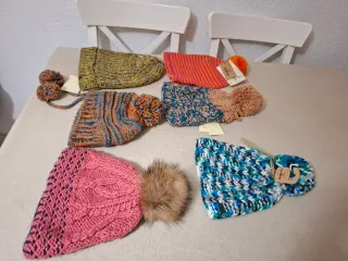 Lote 6 Gorros de Lana con Pompón