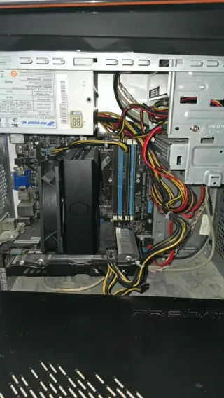 PC Acer Predator Negro y Naranja