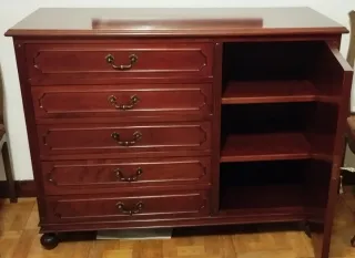 Cómoda de madera.
