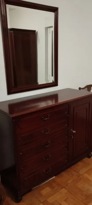 Cómoda de madera.