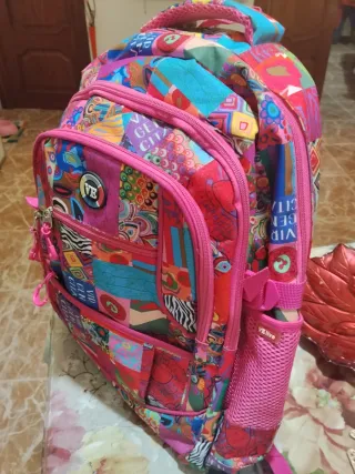 Mochila colorida con múltiples compartimentos