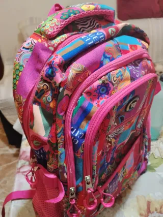 Mochila colorida con múltiples compartimentos
