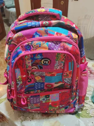 Mochila colorida con múltiples compartimentos