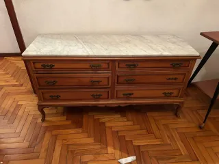 Cómoda de madera con tapa de mármol