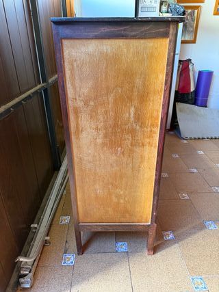 Cómoda Clásica de Madera Oscura Elegante