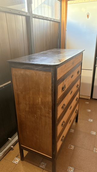 Cómoda Clásica de Madera Oscura Elegante