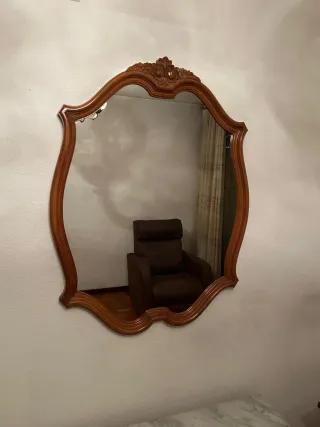 Espejo de madera con marco tallado