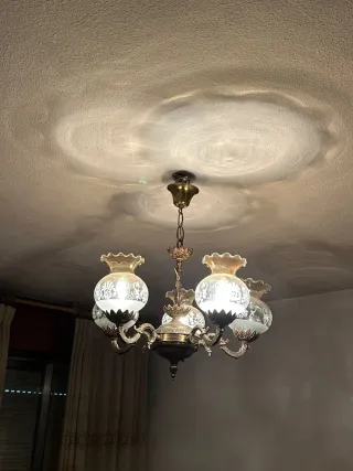 Lámpara de techo dorada y cristal