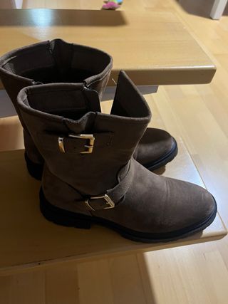 Botines marrones con hebilla