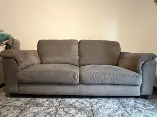 Sofá gris recién tapizado con tejido anti manchas.