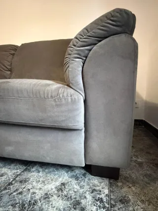 Sofá gris recién tapizado con tejido anti manchas.