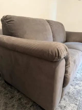 Sofá gris recién tapizado con tejido anti manchas.