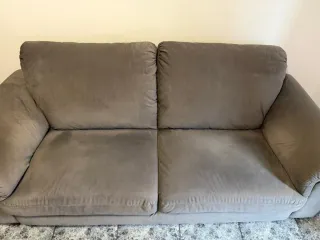 Sofá gris recién tapizado con tejido anti manchas.