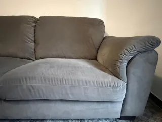 Sofá gris recién tapizado con tejido anti manchas.