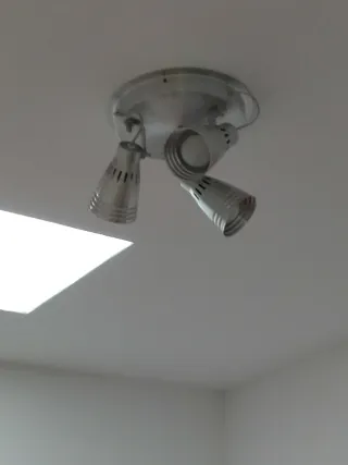 Lámpara de techo plateada y blanca