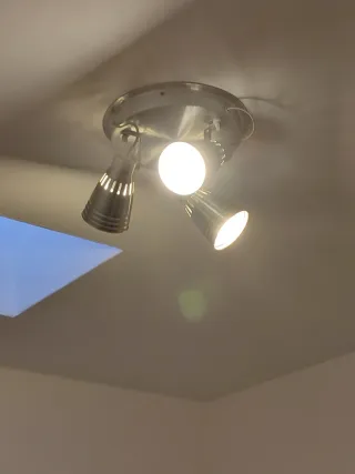 Lámpara de techo plateada y blanca