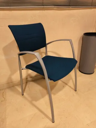 Sillas de oficina azul y gris