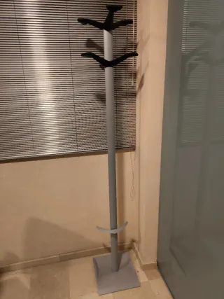 Perchero de pie metálico gris y negro