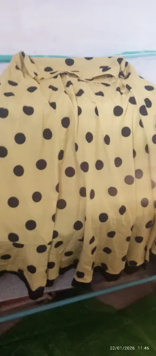 Falda amarilla con topitos negros