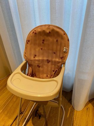 Carrito de muñecas y trona a juego