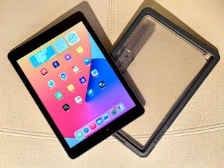 iPad 6ª Gen 128GB Gris WiFi con funda NUEVOS