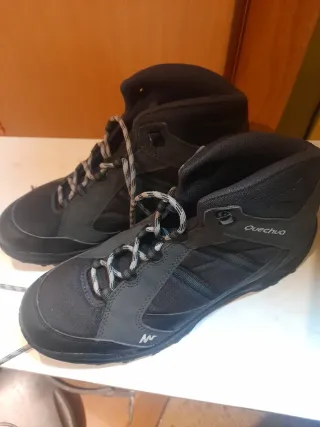 Botas de montaña Quechua negras y grises