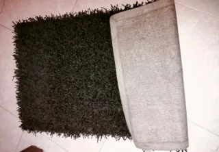 Alfombras negras habitación gato preto