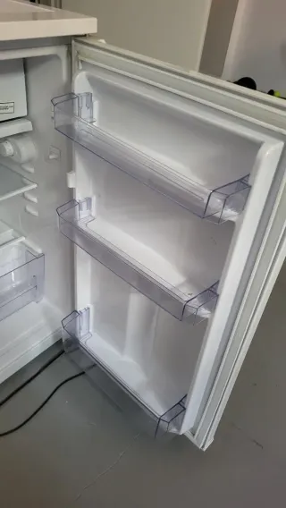 Mini nevera Beko averiada