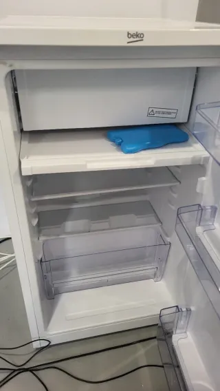 Mini nevera Beko averiada