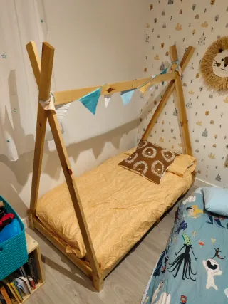 Cama infantil tipi con colchón y sábanas