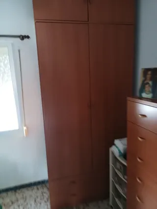 Ropero de madera marrón