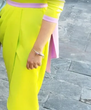 Vestido amarillo con detalles morados