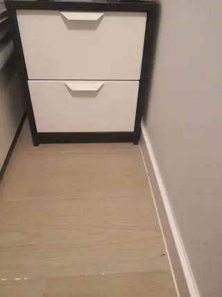 Mesitas de noche negras y blancas