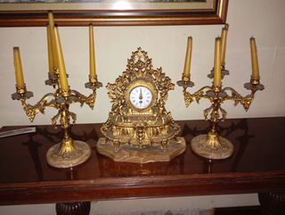 Reloj y candelabros de bronce