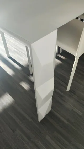 Mesa comedor cristal y 4 sillas blancas