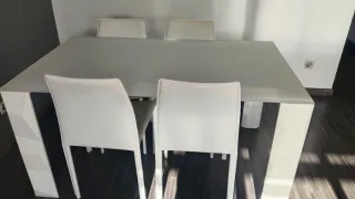 Mesa comedor cristal y 4 sillas blancas