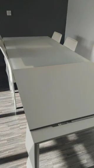 Mesa comedor cristal y 4 sillas blancas