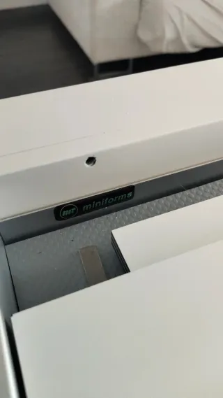 Mesa comedor cristal y 4 sillas blancas