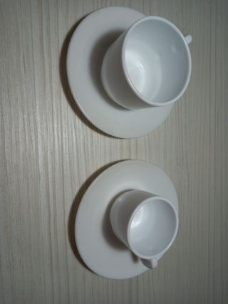 Tazas y platillos de cafetería