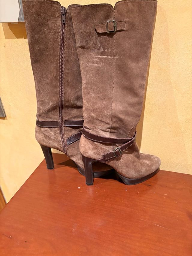 Botas altas de ante elegantes