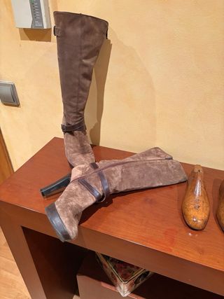 Botas altas de ante elegantes