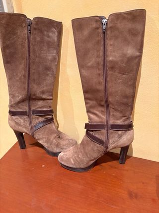 Botas altas de ante elegantes